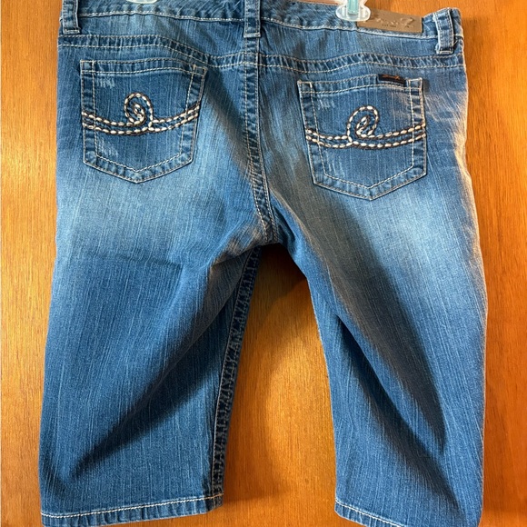 Seven7 Denim Capris w/ Stitching 🧵 - Picture 1 of 6